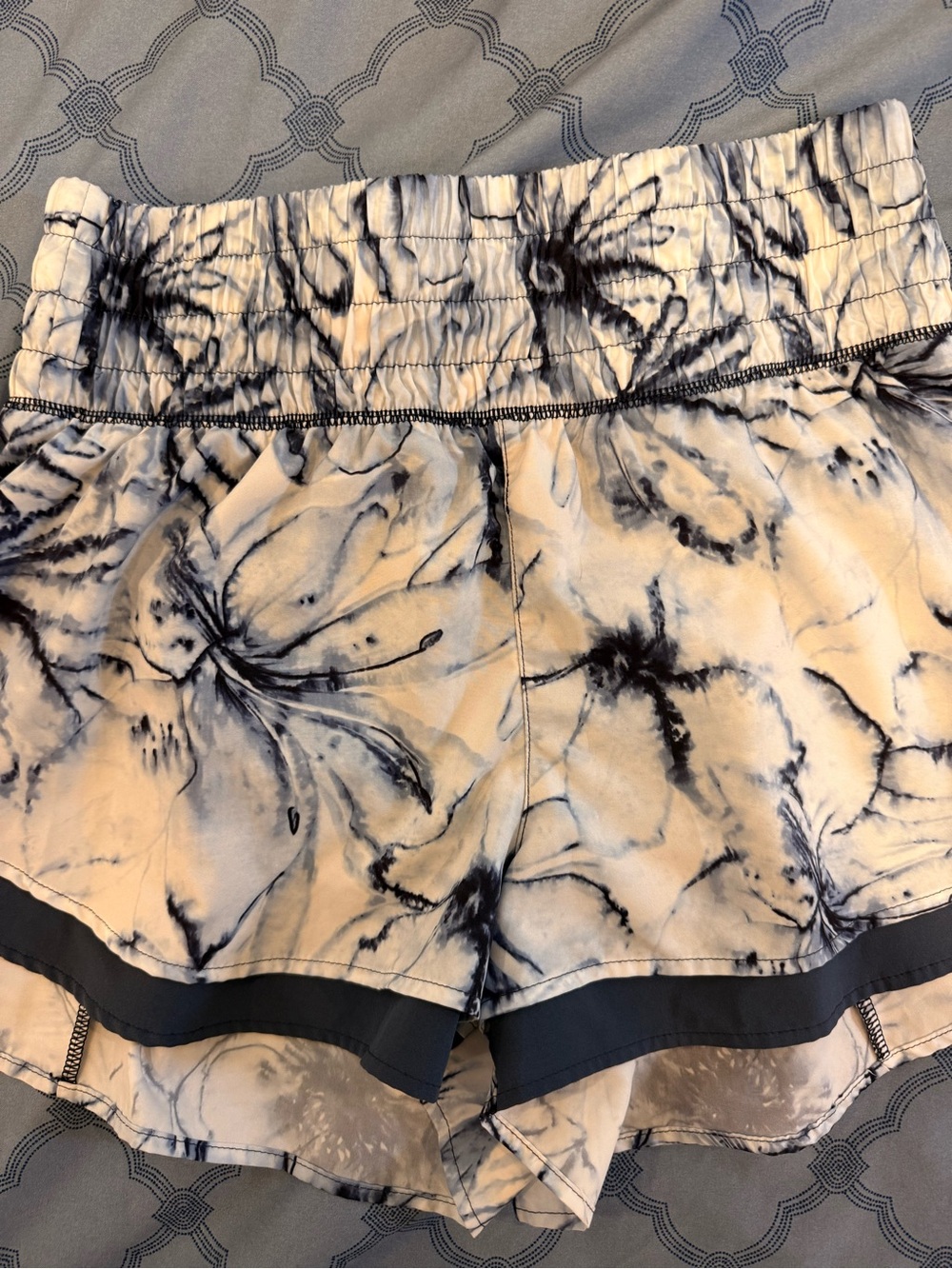 Calia by Carrie Underwood abstract sports shorts S - Picture 5 of 6
